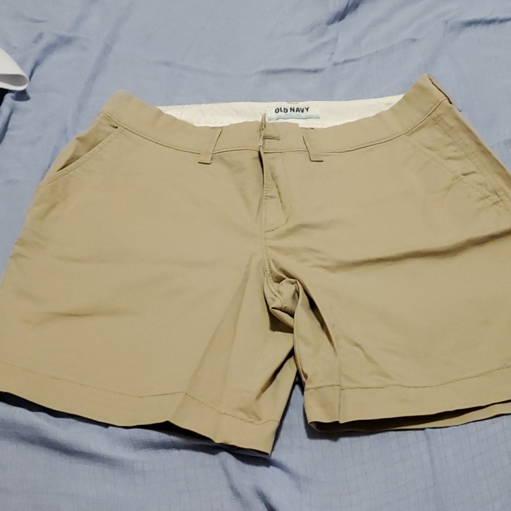 2 shorts, tan and black.